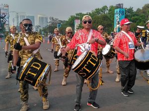 Bertopi Terbalik dan Kacamata Hitam, Aksi Budi Karya Main Drumband