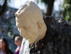 Aneh tapi Nyata! 10 Patung di Dunia Ini Bikin Kamu Tercengang