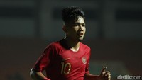 Witan Sulaeman bermain dengan penuh semangat.