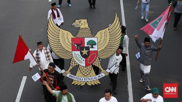 Selain menggunakan atribut karnaval dengan tema tradisional maupun superhero, para peserta juga membawa replika burung garuda Pancasil sebagai simbol Bhinneka Tunggal Ika. CNN Indonesia/ Andry Novelino