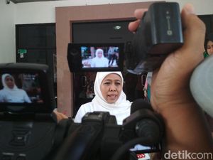 Khofifah: Tahun Depan SMA/SMK Gratis, GTT-PTT Terima Tunjangan Khofifah: Tahun Depan SMA/SMK Gratis, GTT-PTT Terima Tunjangan