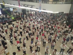 Dukung Pilpres Damai dan Ceria, Relawan Jokowi Gelar Flashmob