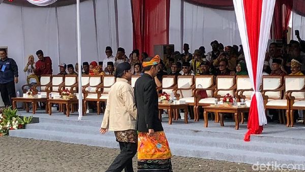 Potret Gandengan Tangan Jokowi-Prabowo di Kampanye Damai