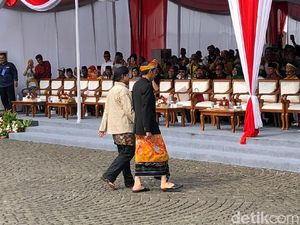 Potret Gandengan Tangan Jokowi-Prabowo di Kampanye Damai