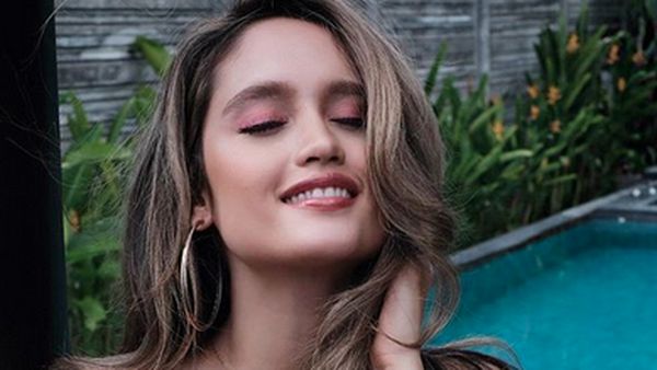 Stunning! Cinta Laura dengan Rambutnya Tergerai