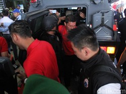 Petugas pengamanan mencapai 4 ribu personel untuk mengawal laga Persib Bandung dengan Persija Jakarta. 