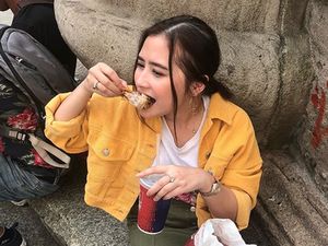 Prilly, Enak Banget Sih Makan Lesehan di Milan