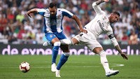 Kesalahan dari Sergio Ramos memberi kesempatan kepada Borja Iglesias untuk masuk ke kotak penalti. Tinggal menghadapi Courtois, Iglesias memutuskan untuk mengangkat bola. Sial bagi Espanyol, tendangan Iglesias membentur mistar gawang. REUTERS/Susana Vera.