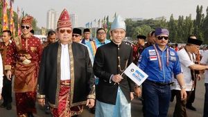 Gaya SBY Pakai Baju Banjar dan Kacamata Aviator Sebelum WO di Kampanye Damai