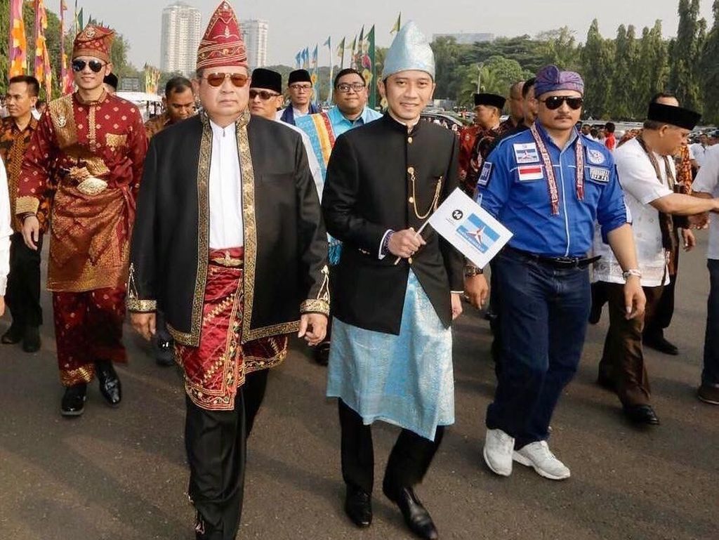Gaya SBY Pakai Baju Banjar dan Kacamata Aviator Sebelum WO di Kampanye Damai