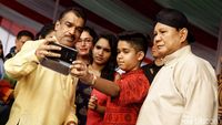 Prabowo-Sandiaga Uno Eksis Jadi Sasaran Selfie