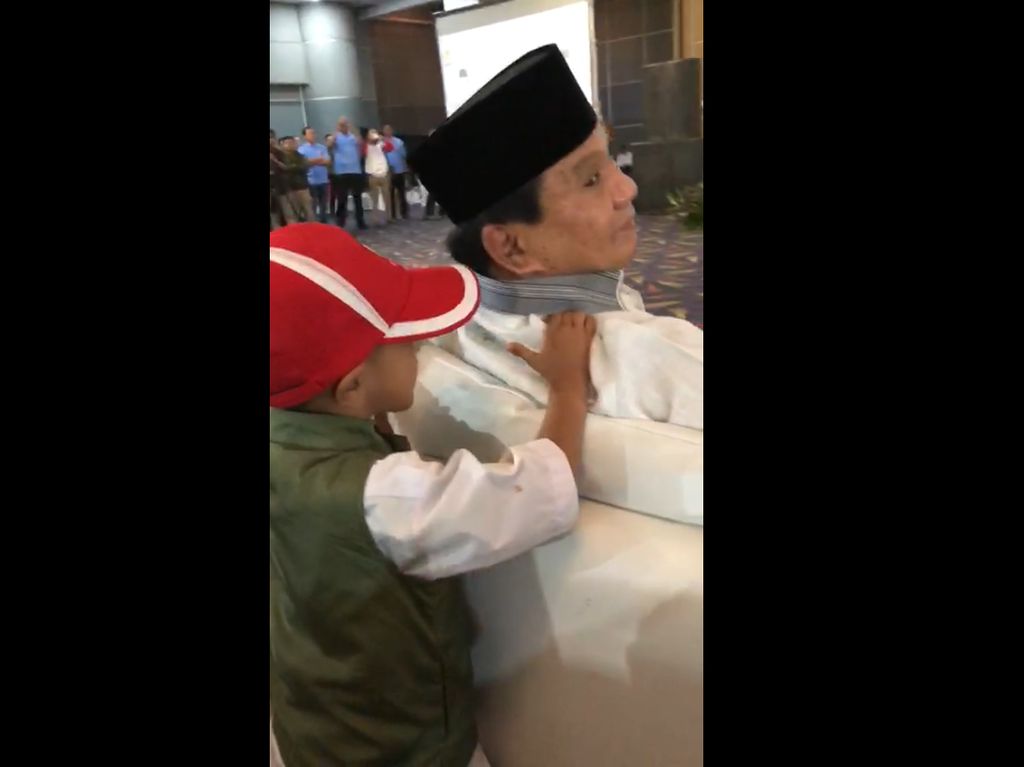 Saat Prabowo Dipijat Bocah Usai Pidato di Acara Koalisi Saat Prabowo Dipijat Bocah Usai Pidato di Acara Koalisi