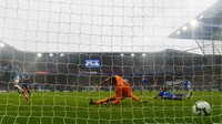 Masuk pada menit ke-61 menggantikan Aguero, pemain Aljazair ini memperlihatkan ketajamannya seraya membuktikan juga pantas dijadikan starter. Enam menit setelah masuk, Mahrez langsung mencetak gol lewat sepakan keras kaki kiri memanfaatkan umpan tarik Guendogan dari sisi kiri. REUTERS/Rebecca Naden.