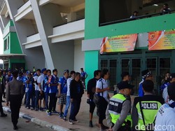 Mendekati Kickoff Persib Vs Persija, Antrean Masuk Stadion GBLA Mengular