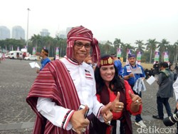 Pendukung Jokowi dan Prabowo Gunakan Pakaian Adat di Kampanye Damai