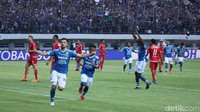 Di tempat kelima ada duel Persib vs Persija di Gelora Bandung Lautan Api. 36.500 penonton hadir langsung di stadion. (Foto: Wisma Putra/detikSport)