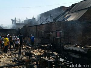 Gudang Sandal di Sidoarjo Terbakar, 8 Rumah Turut Terjilat Api Gudang Sandal di Sidoarjo Terbakar, 8 Rumah Turut Terjilat Api