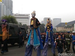 Beratribut Partai-Pakaian Adat, Massa Kampanye Damai Padati Monas