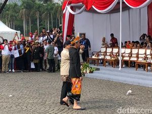 Usai Deklarasi Kampanye Damai, Jokowi-Prabowo Gandengan Tangan