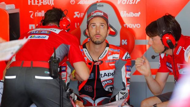 Andrea Dovizioso mengaku kondisi di garasi Ducati menegangkan karena persaingan dengan Jorge Lorenzo.