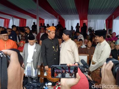 Adu Gaya Jokowi vs Prabowo Pakai Baju Daerah di Deklarasi Kampanye Damai