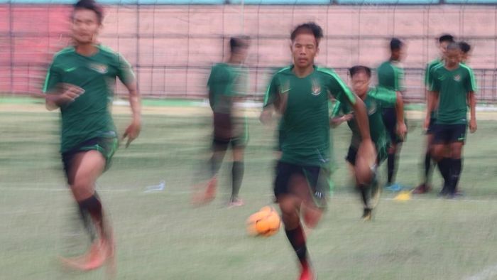 Timnas U-16 saat berlatih di Medan beberapa waktu lalu (ANTARA FOTO/Irsan Mulyadi) Timnas U-16 saat berlatih di Medan beberapa waktu lalu (ANTARA FOTO/Irsan Mulyadi)