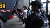 Petugas bersenjata lengkap terlihat berjaga.