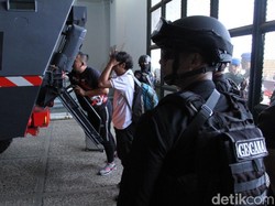 Petugas bersenjata lengkap terlihat berjaga.