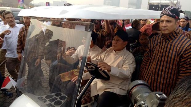 Prabowo-Sandi Kompak Beradat Jawa Ikuti Karnaval Kampanye Damai