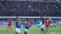 Drama terjadi di injury time. Persib bikin Persija tertunduk lesu setelah gol Bojan Malisic membuat laga tuntas dengan skor 3-2.