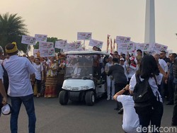 Lewati Patung Kuda, Jokowi-Prabowo Lambaikan Tangan ke Masyarakat