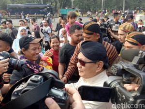 Karnaval Kampanye Damai, Prabowo Ciumi Kepala Bayi-bayi Warga