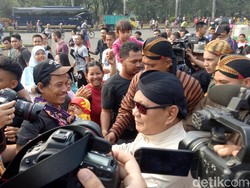 Karnaval Kampanye Damai, Prabowo Ciumi Kepala Bayi-bayi Warga