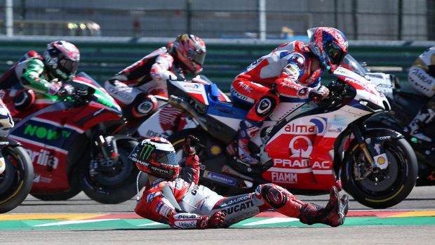 Lorenzo mengalami cedera kaki kanan usai kecelakaan di MotoGP Aragon.