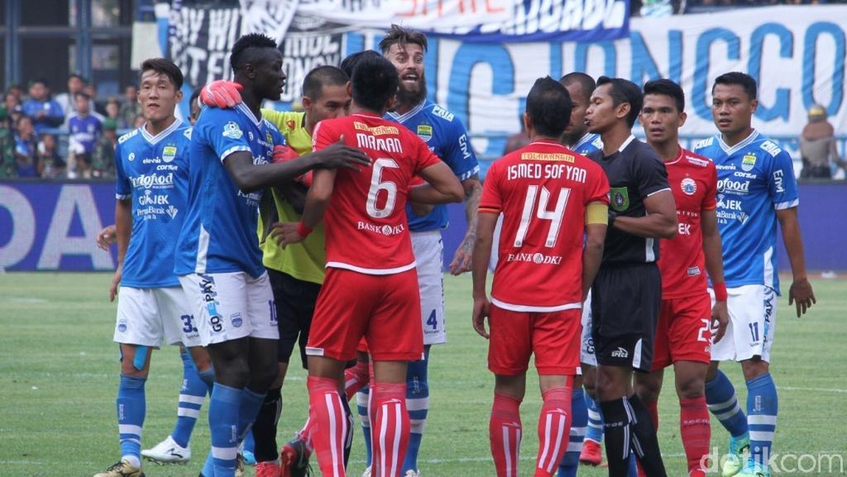 Salah momen keributan antarpemain di laga Persib vs Persija musim lalu (Wisma Putra/detikSport)