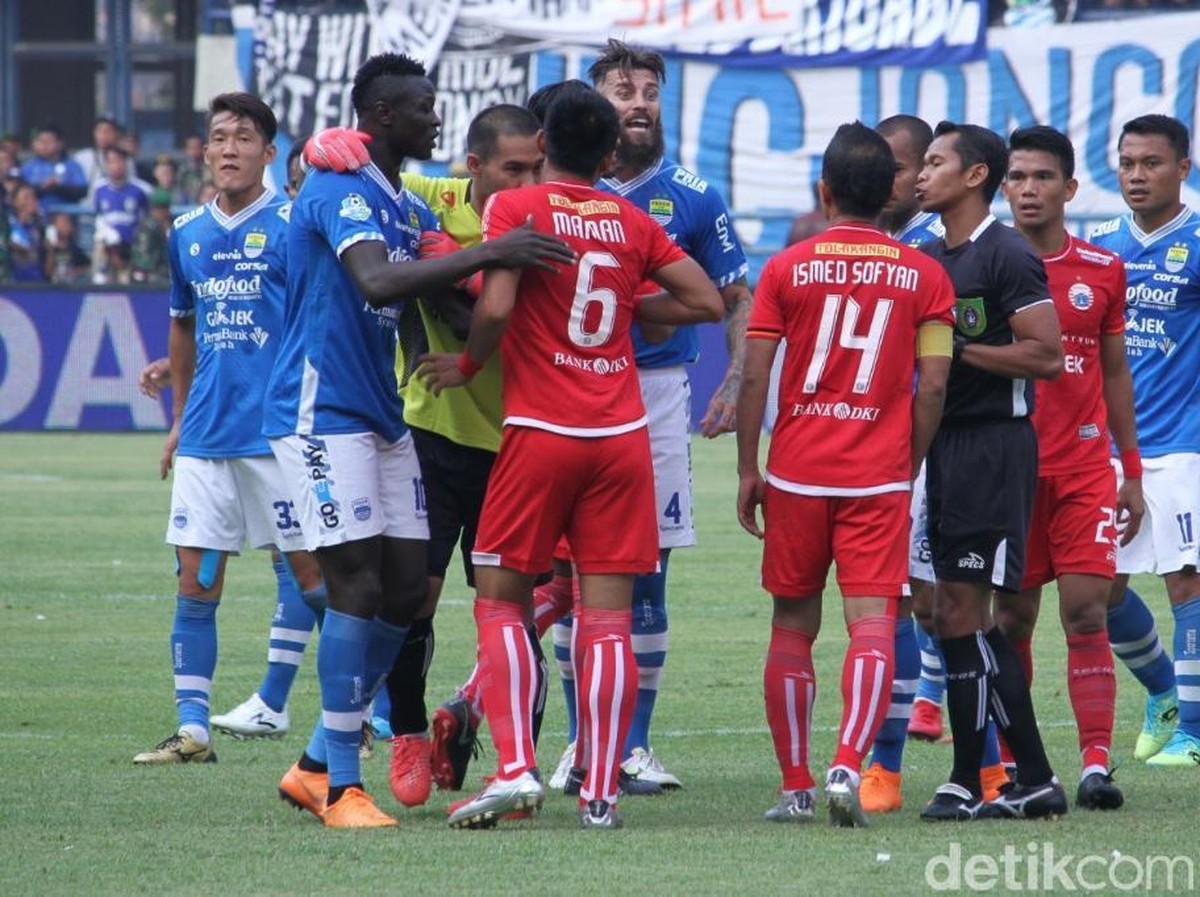 Persib Bandung saat berhadapan dengan Persija Jakarta di Liga 1 musim lalu. (Foto: Wisma Putra/detikcom)