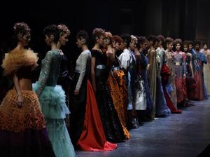 Foto: Terpesona Gaun Sebastian Gunawan yang Penuh Warna