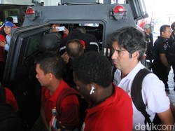 Para pemain bergantian turun dari barracuda.