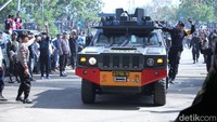 Momen kendaraan barracuda Brimob yang mengangkut pemain Persija tiba di Stadion GLBA.