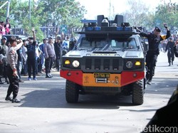 Momen kendaraan barracuda Brimob yang mengangkut pemain Persija tiba di Stadion GLBA.