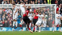 Salah satu upaya MU untuk mencetak gol lewat tendangan bebas Paul Pogba. Namun tak menghasilkan gol. Foto: Andrew Yates/Reuters