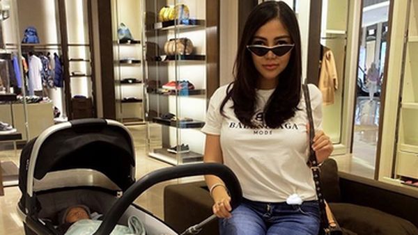 Belum 2 Minggu, Bella Shofie Ajak Bayinya Ke Mall