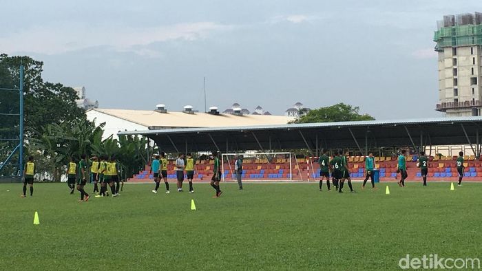 Timnas Indonesia u-16 berlatih menjelang laga dengan Vietnam, Minggu (23/9). (Lucas Aditya/detikSport) Timnas Indonesia u-16 berlatih menjelang laga dengan Vietnam, Minggu (23/9). (Lucas Aditya/detikSport)