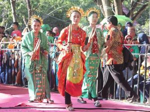 Pesan Damai Lewat Tarian di Festival Pesona Danau Limboto
