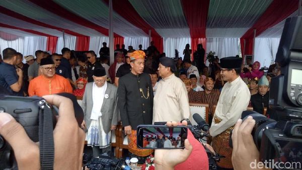 Foto: Jokowi-Prabowo Ngobrol Akrab di Kampanye Damai