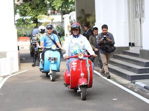 Gaya Mang Oded ke Stadion Nonton Persib Pakai Vespa Antik