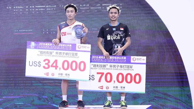 Anthony Ginting merayakan kemenangan di atas podium China Terbuka 2018.
