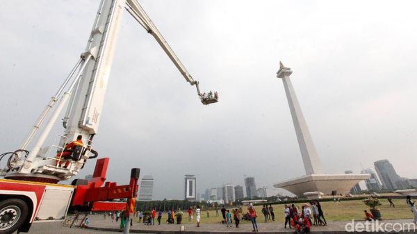 Serunya Naik Bronto Skylift di Monas