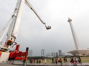 Serunya Naik Bronto Skylift di Monas