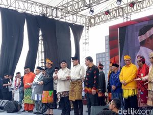 Kostum Rommy hingga Burung Maruf Tak Terbang Warnai Kampanye Damai